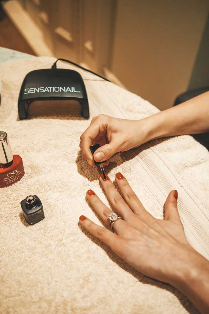 A Shellac Manicure at Home 