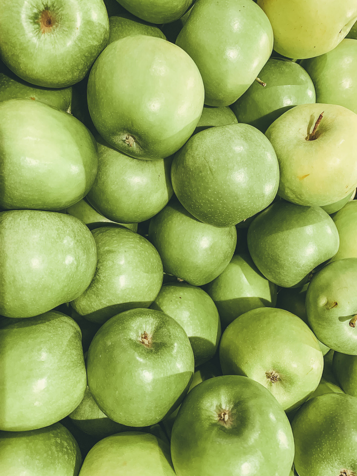 Granny Smith apples for a simple green smoothie recipe