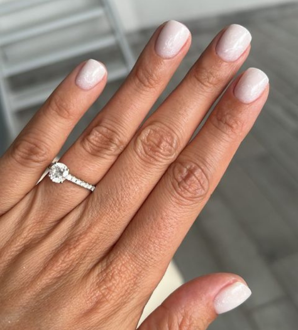White marble nails - an example of classy short nail designs