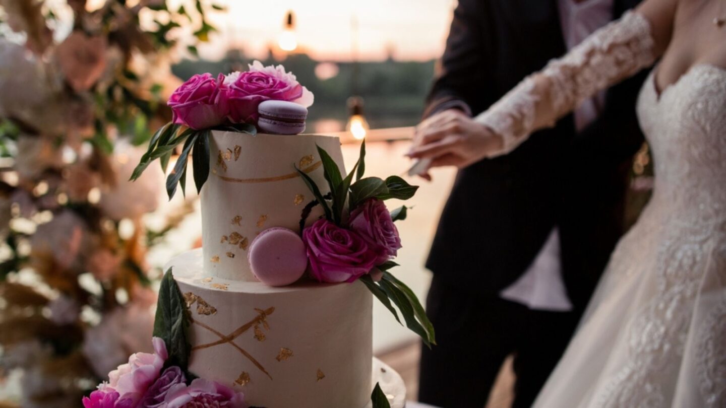 bride and groom at the wedding cutting the wedding cake